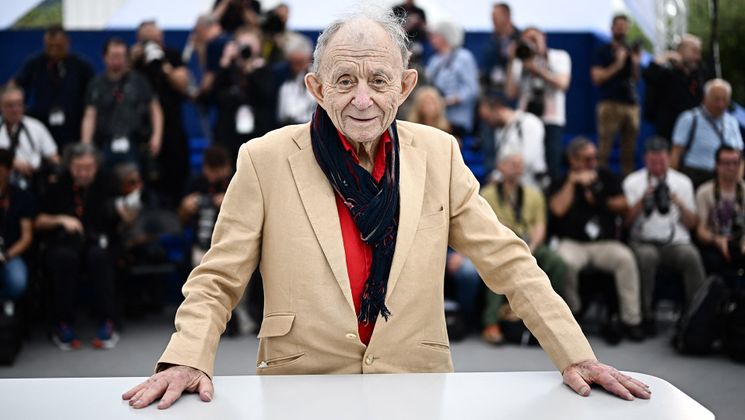 US director Frederick Wiseman poses during a photocall for the film "Law and Order" at the 77th edition of the Cannes Film Festival in Cannes, southern France, on May 16, 2024. (Photo by LOIC VENANCE / AFP) © LOIC VENANCE / AFP