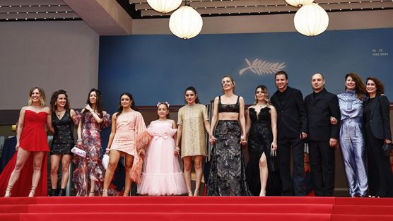 French actress Andrea Bescond (L), French actress Antonia Buresi (2nd L), French actress Alexandra Noisier (3th L), French actress Lea Gorla (4th L), US actress Ashley Romano (5L), French actress Malou Khebizi (C-L), French director Agathe Riedinger (C-R), French actor Idir Azougli (4th R), French actor Alexis Manenti (3th R), French producer Priscilla Bertin (2nd R) and French producer Judith Nora (R) arrive for the screening of the film "Diamant Brut" (Wild Diamond) at the 77th edition of the Cannes Film Festival in Cannes, southern France, on May 15, 2024. (Photo by Sameer Al-Doumy / AFP) © Sameer Al-Doumy / AFP