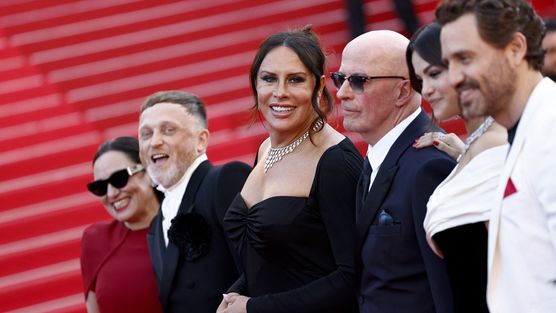 French director Jacques Audiard (3rdR) and Mexican actress Karla Sofia Gascon arrive for the screening of the film "Emilia Perez" at the 77th edition of the Cannes Film Festival in Cannes, southern France, on May 18, 2024. (Photo by Sameer Al-Doumy / AFP) © Sameer Al-Doumy / AFP