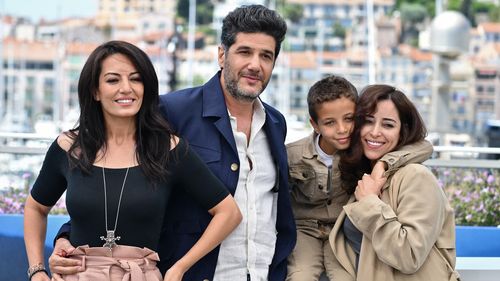 (FromL) Moroccan film director Maryam Touzani, Moroccan producer Nabil Ayouch, Moroccan actor Joud Chamihy and Moroccan actress Nisrin Erradi pose during a photocall for the film "Everybody Loves Touda" at the 77th edition of the Cannes Film Festival in Cannes, southern France, on May 18, 2024. (Photo by CHRISTOPHE SIMON / AFP) © CHRISTOPHE SIMON / AFP