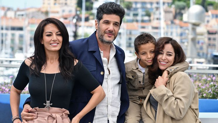 (FromL) Moroccan film director Maryam Touzani, Moroccan producer Nabil Ayouch, Moroccan actor Joud Chamihy and Moroccan actress Nisrin Erradi pose during a photocall for the film "Everybody Loves Touda" at the 77th edition of the Cannes Film Festival in Cannes, southern France, on May 18, 2024. (Photo by CHRISTOPHE SIMON / AFP) © CHRISTOPHE SIMON / AFP