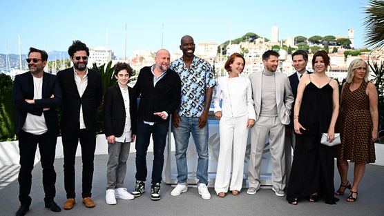 (FromL) producer Mathieu Verhaeghe, producer Thomas Verhaeghe, actor Tom Fiszelson, Belgian actor Francois Damiens, French actor Jean-Pascal Zadi, French director, screenwriter and actress Laetitia Dosch, French actor Pierre Deladonchamps, Portuguese actress Anabela Moreira and producer Agnieszka Ramu pose during a photocall for the film "Le Proces du chien" (Dog on Trial) at the 77th edition of the Cannes Film Festival in Cannes, southern France, on May 19, 2024. (Photo by LOIC VENANCE / AFP) © LOIC VENANCE / AFP