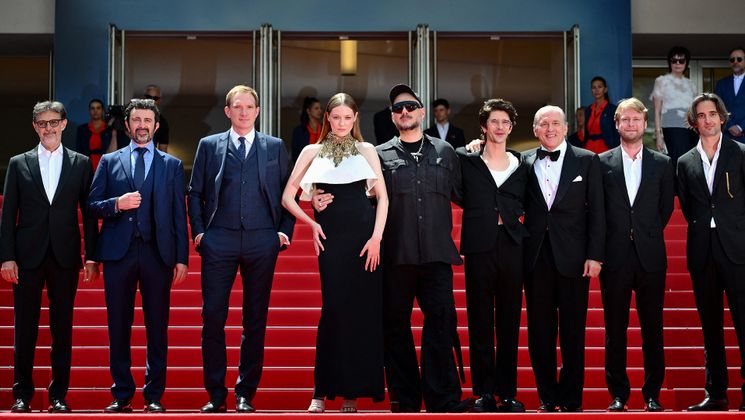 (From L) Italian producer Mario Gianani, producer Lorenzo Gangarossa, Russian actor Andrey Burkovskiy, Russian actress Viktoria Miroshnichenko, Russian director Kirill Serebrennikov, British actor Ben Whishaw, US actor Tomas Arana, Russian producer Ilya Stewart and French producer Dimitri Rassam arrive for the screening of the film "Limonov: The Ballad" at the 77th edition of the Cannes Film Festival in Cannes, southern France, on May 19, 2024. (Photo by CHRISTOPHE SIMON / AFP) © CHRISTOPHE SIMON / AFP
