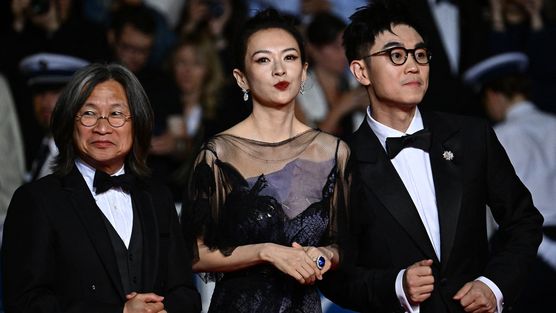 (From L) Chinese director Peter Ho-Sun Chan, Chinese actress Zhang Ziyi and Chinese actor Li Xian arrive for the screening of the film "She's Got No Name" at the 77th edition of the Cannes Film Festival in Cannes, southern France, on May 24, 2024. (Photo by LOIC VENANCE / AFP) © LOIC VENANCE / AFP