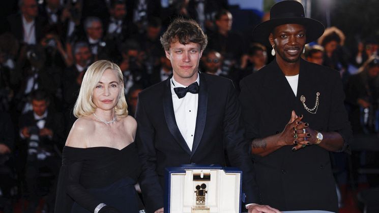 Norwegian director Halfdan Ullmann Tondel poses during a photocall after he won the Camera d'Or for the film "Armand" next to French actress, director, producer and President of the Camera d'Or jury Emmanuelle Beart (L) and Congolese and Belgian director, songwriter, artistic director and President of the Camera d'Or jury Baloji during the Closing Ceremony at the 77th edition of the Cannes Film Festival in Cannes, southern France, on May 25, 2024. (Photo by Sameer Al-Doumy / AFP) © Sameer Al-Doumy / AFP