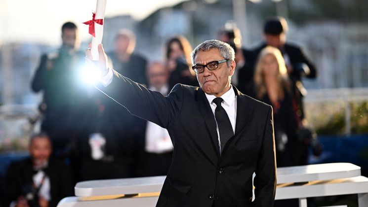 Iranian director and producer Mohammad Rasoulof poses during a photocall after he won the a Special Jury Prize for the film "The Seed of the Sacred Fig" during the Closing Ceremony at the 77th edition of the Cannes Film Festival in Cannes, southern France, on May 25, 2024. (Photo by LOIC VENANCE / AFP) © LOIC VENANCE / AFP