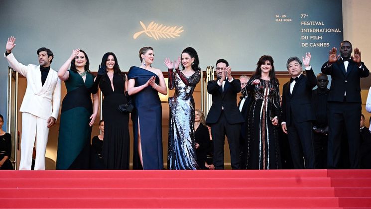 (From L) Members of the Jury of the 77th Cannes Film Festival Italian actor Pierfrancesco Favino, US actress Lily Gladstone, Lebanese director Nadine Labaki, US director Greta Gerwig, French actress Eva Green, Spanish director, producer, and writer Juan Antonio Bayona, Turkish actress and screenwriter Ebru Ceylan, Japanese director Kore-Eda Hirokazu, French actor and comedian Omar Sy and Festival President Iris Knobloch arrive for the Closing Ceremony of the 77th edition of the Cannes Film Festival in Cannes, southern France, on May 25, 2024. (Photo by LOIC VENANCE / AFP) © LOIC VENANCE / AFP