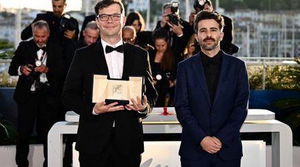 Croatian director Nebojsa Slijepcevic (L) poses during a photocall after winning the Short Film Prize for the film "The Man Who Could Not Remain Silent" next to Portuguese director Daniel Soares who won the Short Film Prize "Special Mention" for the film "Bad For a Moment" during the Closing Ceremony at the 77th edition of the Cannes Film Festival in Cannes, southern France, on May 25, 2024. (Photo by LOIC VENANCE / AFP) © LOIC VENANCE / AFP