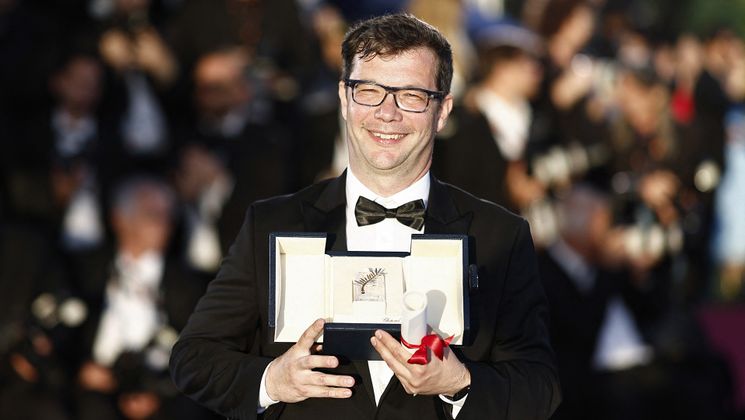 Croatian director Nebojsa Slijepcevic poses during a photocall after winning the Short Film Prize for the film "The Man Who Could Not Remain Silent" during the Closing Ceremony at the 77th edition of the Cannes Film Festival in Cannes, southern France, on May 25, 2024. (Photo by Sameer Al-Doumy / AFP) © Sameer Al-Doumy / AFP