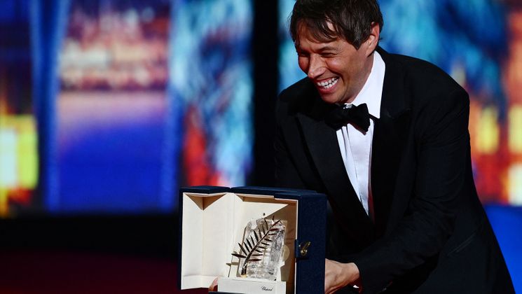 US director Sean Baker poses after winning the Palme d'Or for the film "Anora" during the Closing Ceremony at the 77th edition of the Cannes Film Festival in Cannes, southern France, on May 25, 2024. (Photo by Christophe SIMON / AFP) © Christophe SIMON / AFP