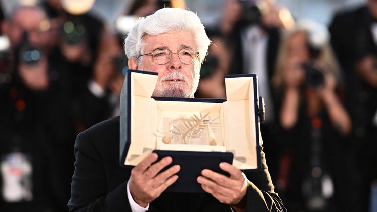US director George Lucas poses during a photocall with his Honorary Palme díOr during the closing ceremony at the 77th edition of the Cannes Film Festival in Cannes, southern France, on May 25, 2024. (Photo by LOIC VENANCE / AFP) © LOIC VENANCE / AFP