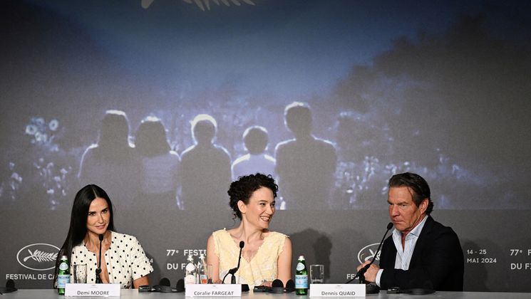 (From L) US actress Demi Moore, French director Coralie Fargeat and US actor Dennis Quaid attends a press conference for the film "The Substance" during the 77th edition of the Cannes Film Festival in Cannes, southern France, on May 20, 2024. (Photo by Zoulerah NORDDINE / AFP) © hoto by Zoulerah NORDDINE / AFP