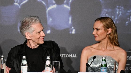 Canadian director David Cronenberg speaks with German actress Diane Kruger during a press conference for the film "The Shrouds" during the 77th edition of the Cannes Film Festival in Cannes, southern France, on May 21, 2024. (Photo by Julie SEBADELHA / AFP) © Julie SEBADELHA / AFP