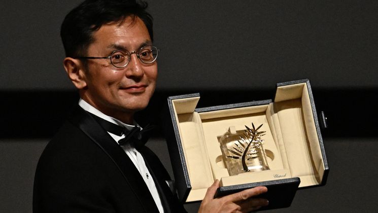 Japanese director and Ghibli Park Creative Development manager Goro Miyazaki holds the  Honorary Palme díor during the 77th edition of the Cannes Film Festival in Cannes, southern France, on May 20, 2024. (Photo by LOIC VENANCE / AFP) © LOIC VENANCE / AFP
