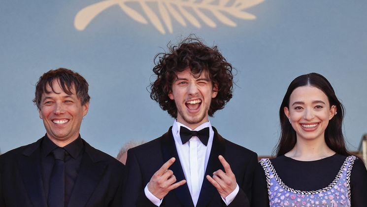 (From L) US producer Sean Baker, Russian actor Mark Eydelshteyn and US actress Mikey Madison arrive for the screening of the film "Anora" at the 77th edition of the Cannes Film Festival in Cannes, southern France, on May 21, 2024. (Photo by Valery HACHE / AFP) © Valery HACHE / AFP