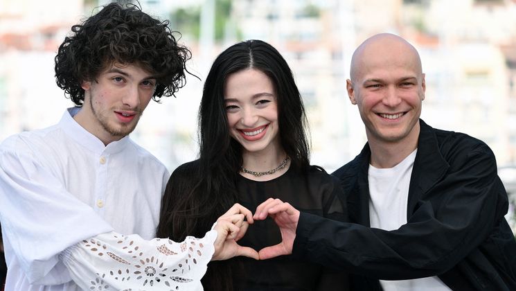 (FromL) US actor Mark Eydelshteyn, Russian actor Masha Zhak and Yuriy Borisov pose during a photocall for the film "Anora" at the 77th edition of the Cannes Film Festival in Cannes, southern France, on May 22, 2024. (Photo by CHRISTOPHE SIMON / AFP) © CHRISTOPHE SIMON / AFP