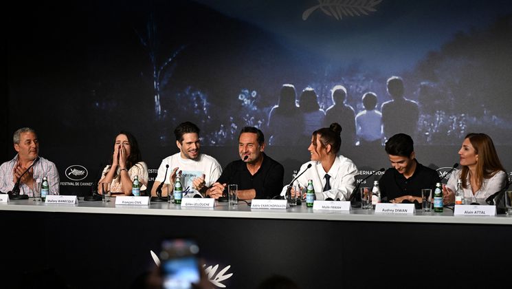 (From L) French screenwriter Ahmed Hamidi, French actress Mallory Wanecques, French actor Francois Civil, French actor Gilles Lellouche, French actress Adele Exarchopoulos, French actor Malik Frikah and French screenwriter Audrey Diwan attend a press conference for the film "L'Amour ouf" (Beating Hearts) during the 77th edition of the Cannes Film Festival in Cannes, southern France, on May 24, 2024. (Photo by Zoulerah NORDDINE / AFP) © Zoulerah NORDDINE / AFP