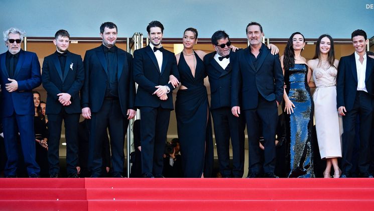 (FromL) French actor Alain Chabat, French actor Anthony Bajon, French actor Karim Leklou, French actor Francois Civil, French actress Adele Exarchopoulos, French producer Alain Attal, French director Gilles Lellouche, French actress Elodie Bouchez, French atress Mallory Wanecque and French actor Malik Frikah arrive for the screening of the film "L'Amour Ouf" (Beating Hearts) at the 77th edition of the Cannes Film Festival in Cannes, southern France, on May 23, 2024. (Photo by Christophe SIMON / AFP) © Christophe SIMON / AFP