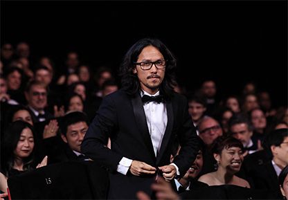 Vietnamese director Pham Thien An reacts as he wins the Camera d'Or for the film "L'Arbre aux Papillons d'Or" during the closing ceremony of the 76th edition of the Cannes Film Festival in Cannes, southern France, on May 27, 2023. (Photo by Valery HACHE / AFP) © Valery HACHE / AFP